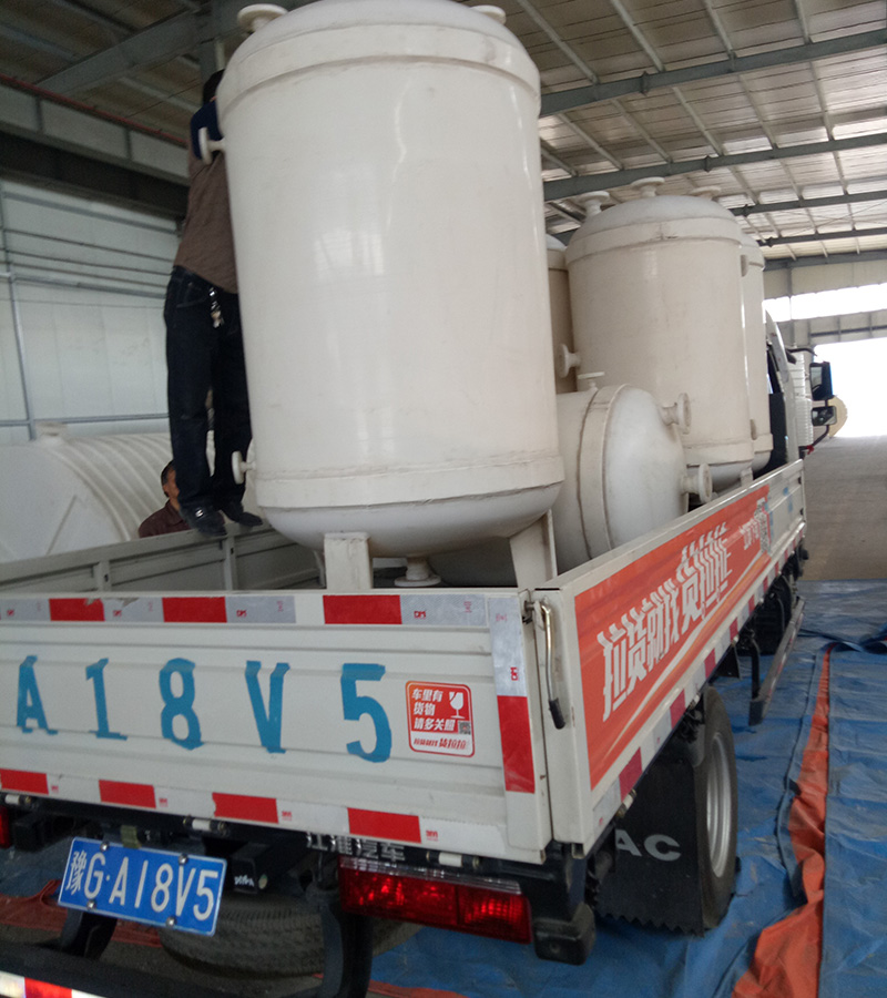 聚乙烯儲(chǔ)罐如何防雷接地: 聚乙烯儲(chǔ)罐如何防雷接地: