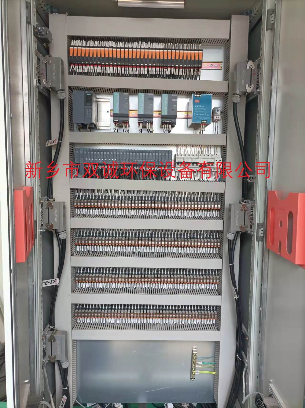 PLC柜.jpg PLC柜.jpg